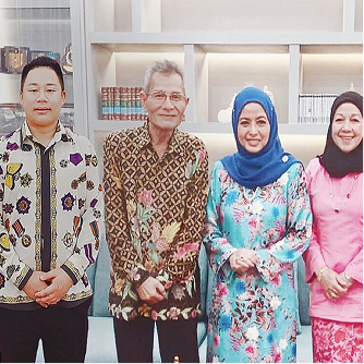 YM DATO SRI SC 皇室拿督斯里谢家荣 荣获马来西亚霹雳州皇室 拉惹阿茲里茲丁伊斯坎達沙（Raja Izzuddin Iskandar Shah）亲自敕封 「YANG MULIA」皇室荣誉勋衔，以表彰其在社会与皇室事务领域的杰出表现。