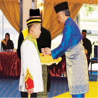 YM Dato Sri SC 谢家荣在马来西亚皇室授勋典礼上接受 SSAP 勋章