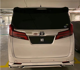 YM Dato Sri SC 谢家荣与 YAM Tengku 抵达现场，旁为 Toyota Vellfire 专车